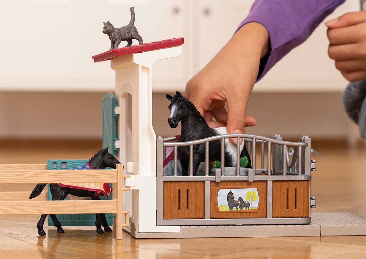 Pferdebox mit Stute und Fohlen