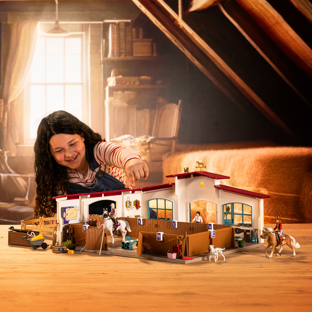  Foto zu HORSE CLUB – Ein Stall voller Pferde 